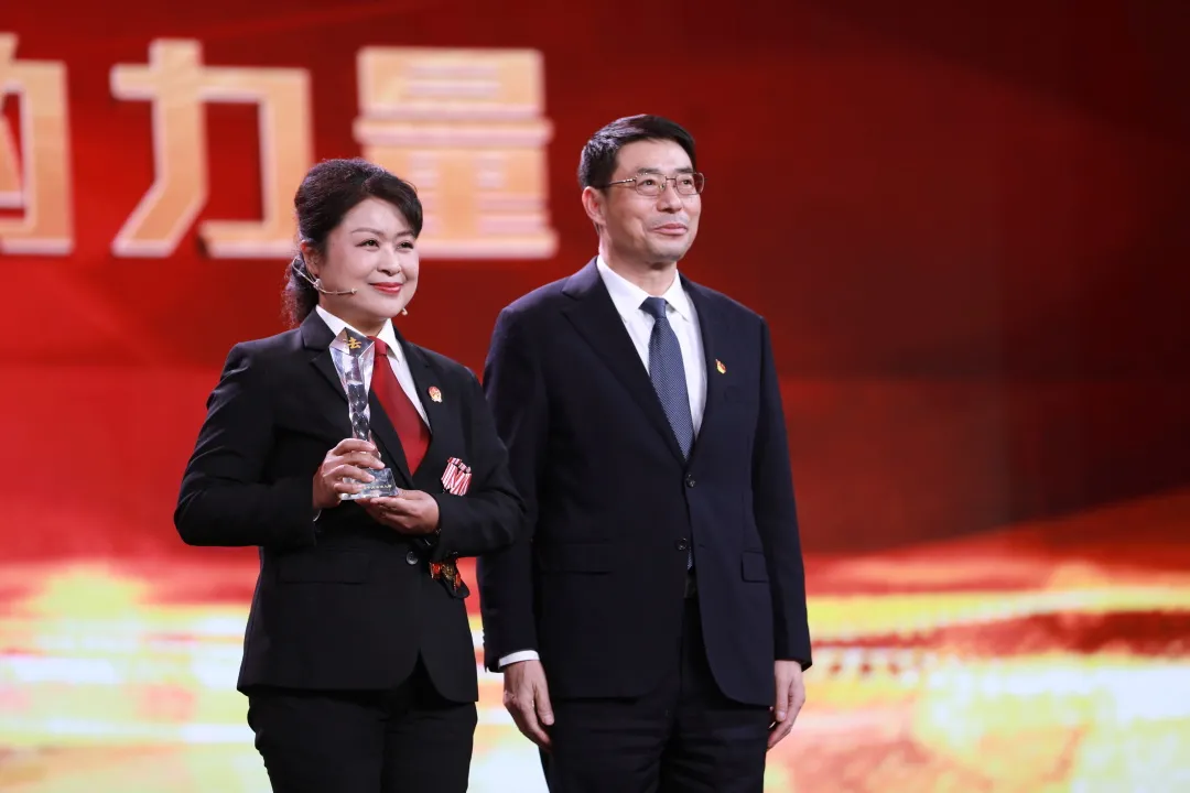 第二届“山东省十大法治人物”颁奖典礼在济南举办