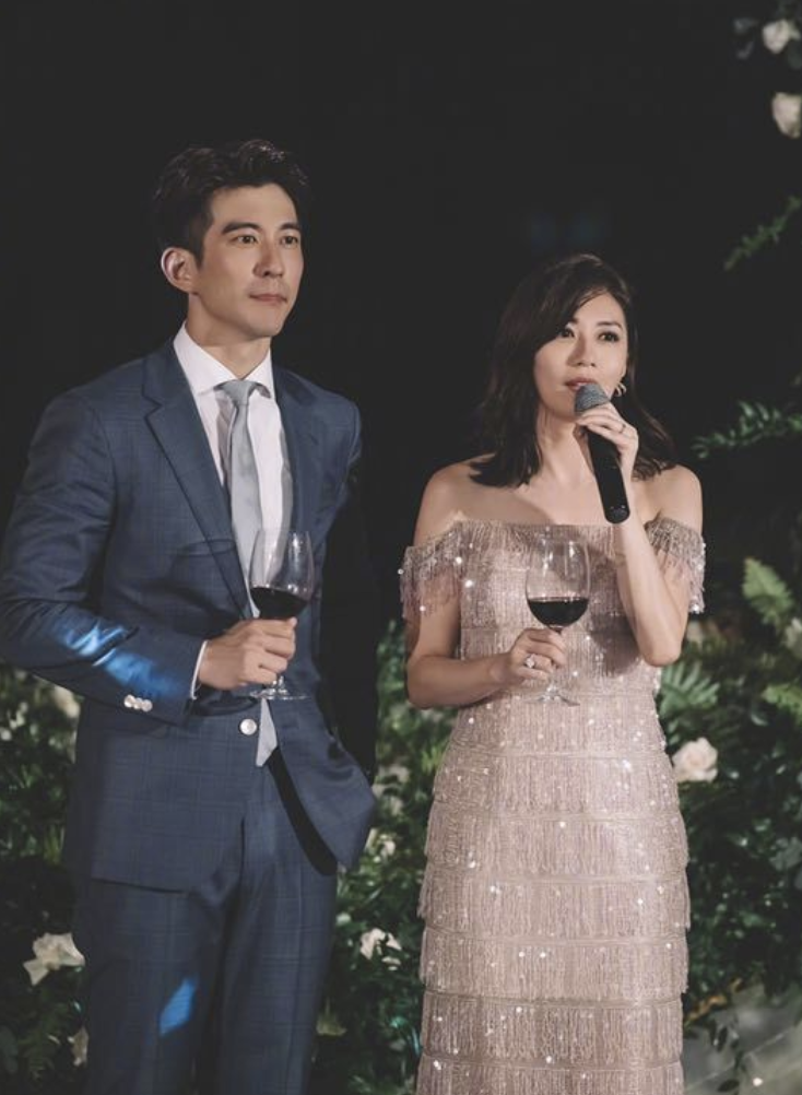 贾静雯荣归母校被评为杰出校友，晒多张童年照，咘咘和妈妈神相似