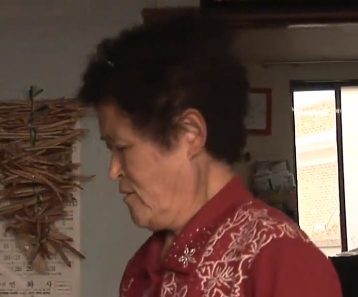 大妈为了能够吃肉，每天都要喝洗洁精解腻，已连续喝了几十年