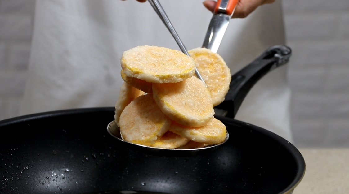 天气寒冷，碰到这红薯饼，我绝不手软，不用和面，饱腹感强