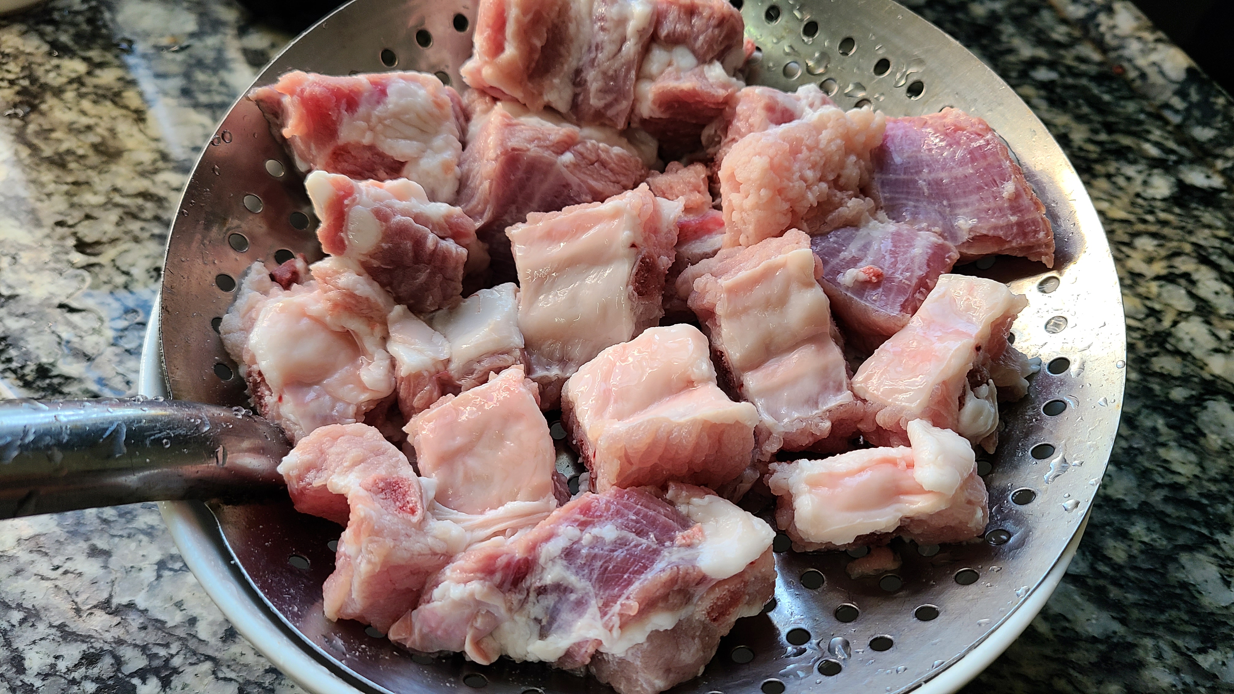 广东老厨师教的排骨做法，香喷喷的一道家常菜，好吃味浓