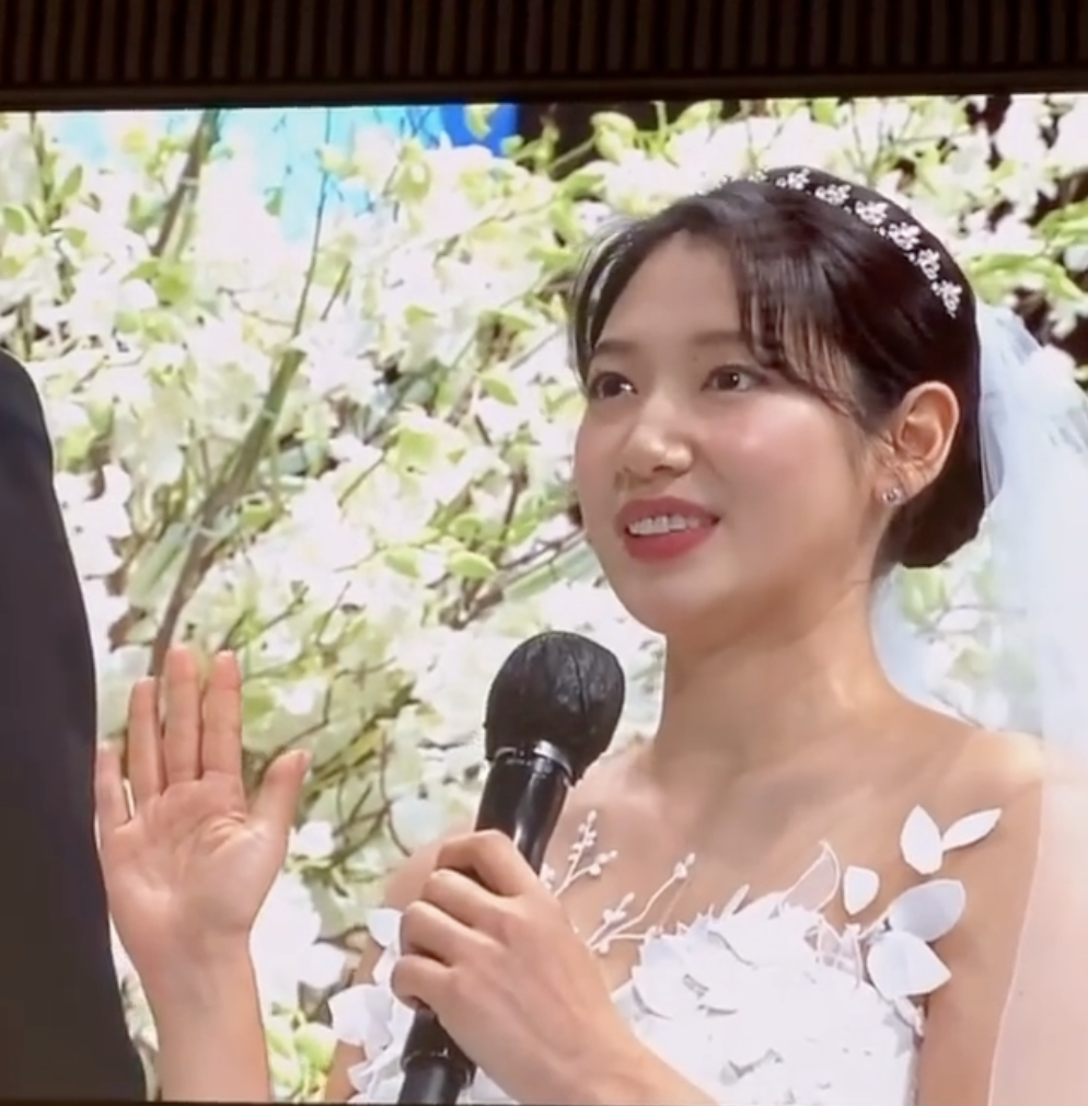 朴信惠崔泰俊说誓词哽咽，忘情接吻超浪漫，新娘孕期过半脸颊圆润