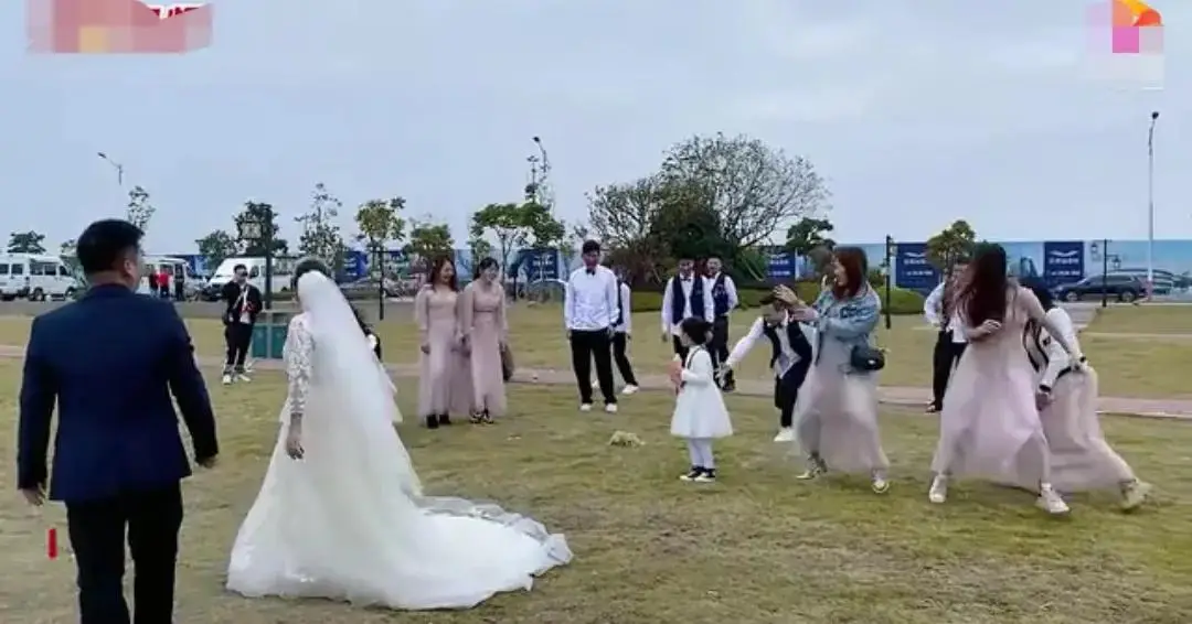 新娘扔捧花瞬间，6位伴娘都避开，小伙想接没接到
