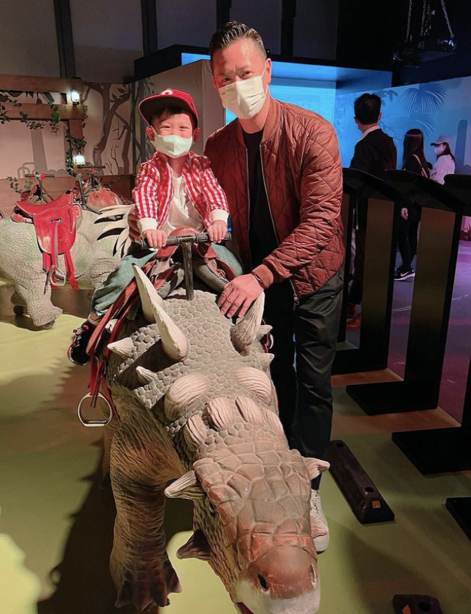 胡杏儿老公晒带娃日常，周末陪儿子游儿童展览，一人抱俩娃超有爱
