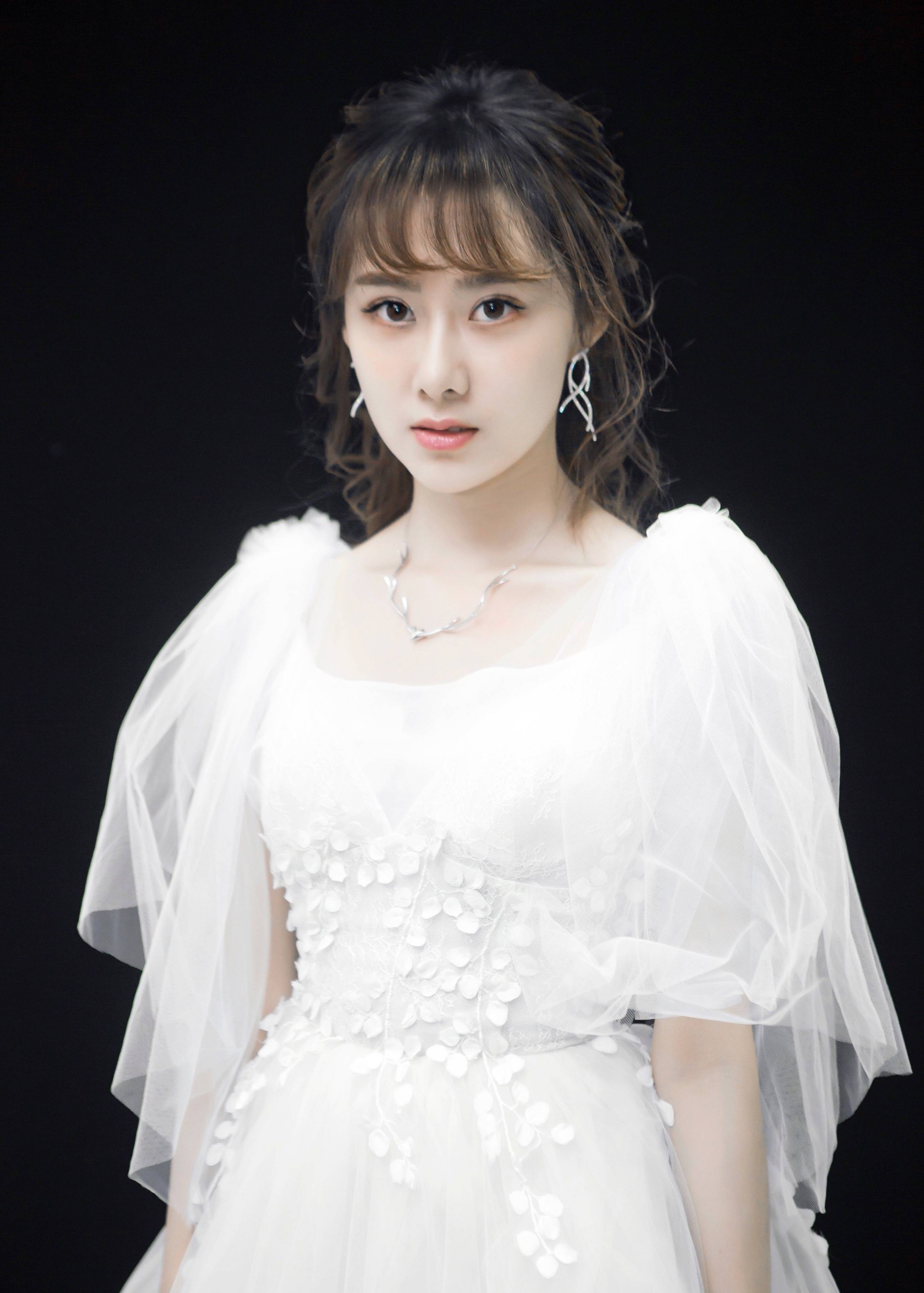 网红胡宾果爆料男明星私生活随着李易峰事件引发热议,9月11日,网红胡