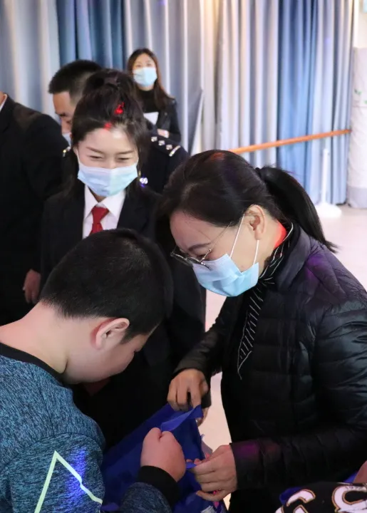 辉南县人民法院走进辉南县特殊教育学校发放“微心愿”物品
