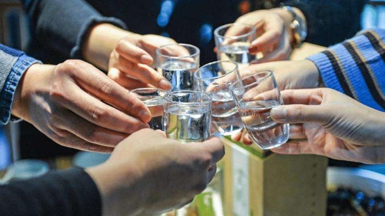春节买什么酒送礼（今年春节送什么酒好）