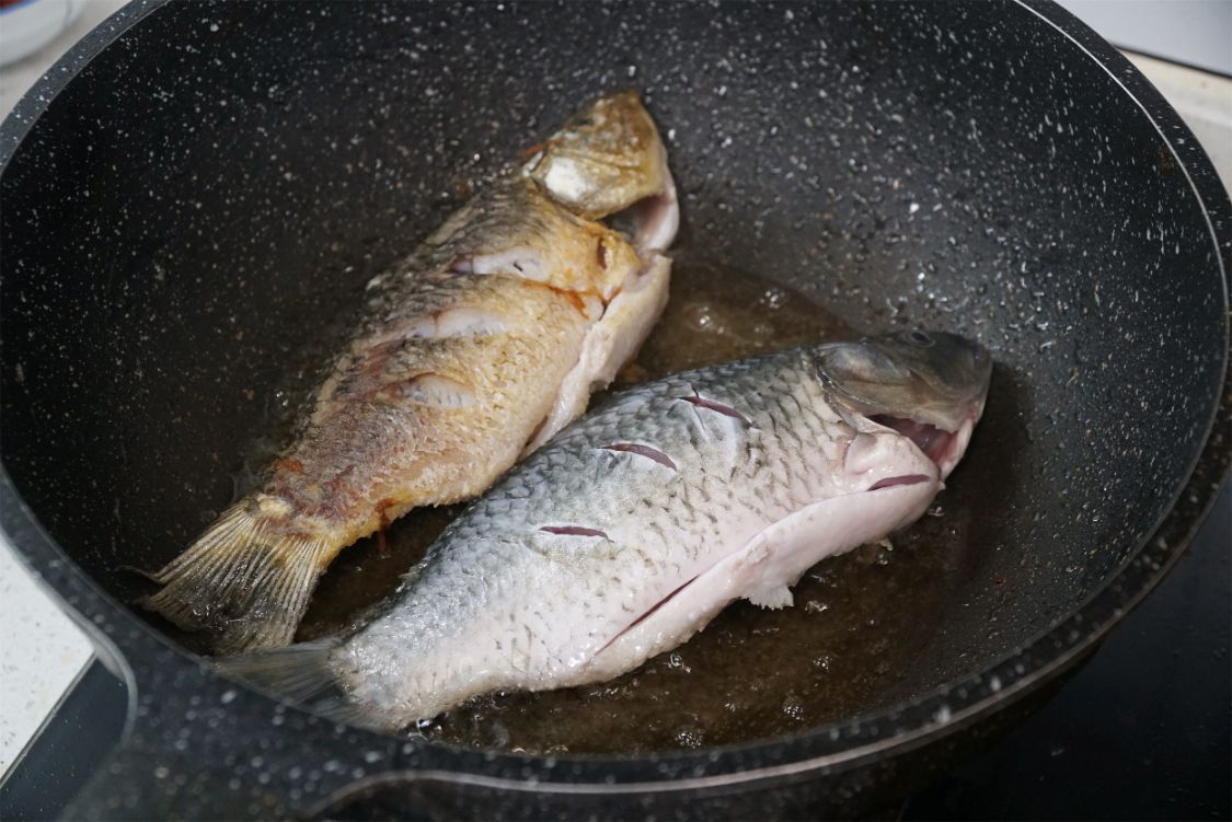 冬天煮鲫鱼汤时，记得多加3样食材，驱寒又营养，味道也更鲜了