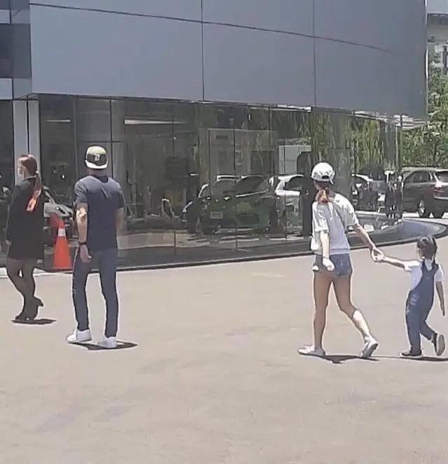 林心如晒5岁女儿生日现场照，表白小海豚“爱你”，45岁状态年轻