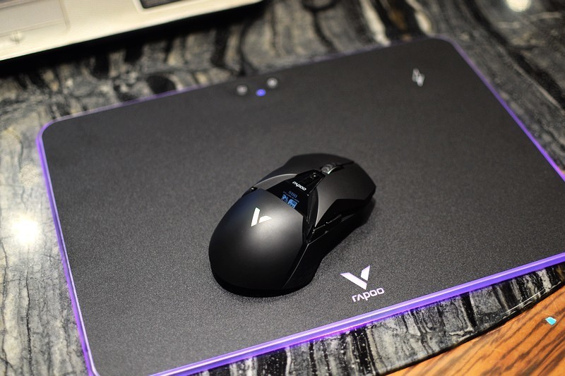 再也不怕没电了 雷柏V10RGB幻彩背光无线充电游戏鼠标硬垫