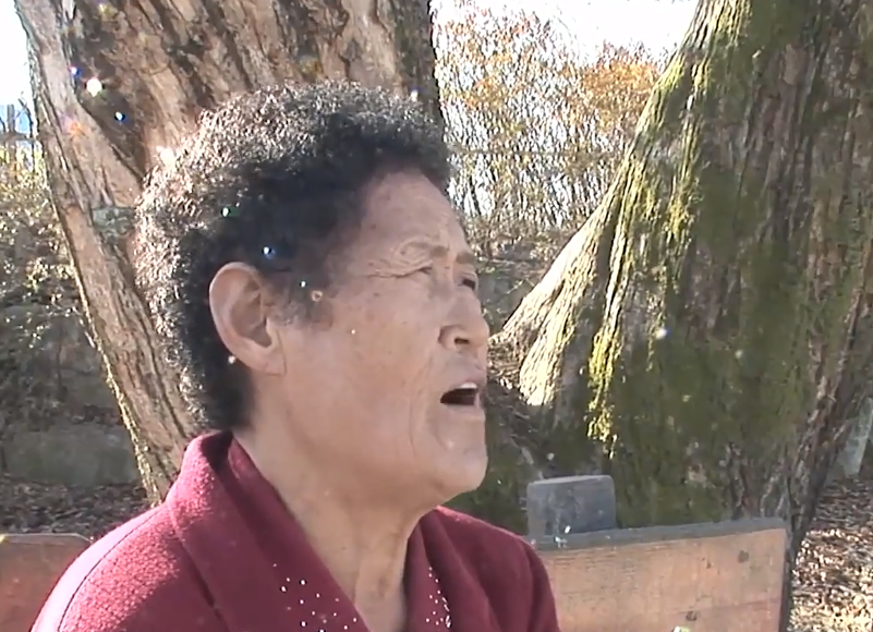 大妈为了能够吃肉，每天都要喝洗洁精解腻，已连续喝了几十年