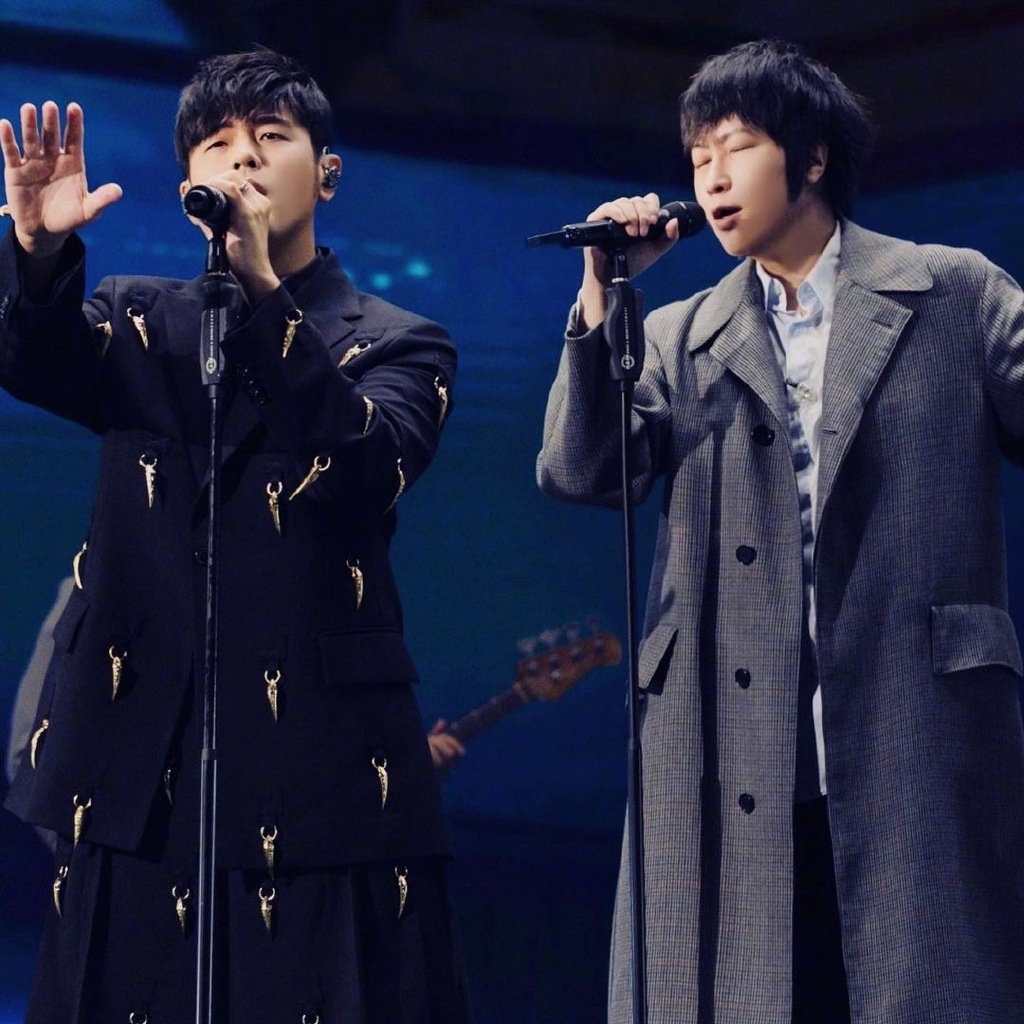 周杰伦元旦晒温馨全家福，女儿越来越像爸爸，儿子长高变帅超有型