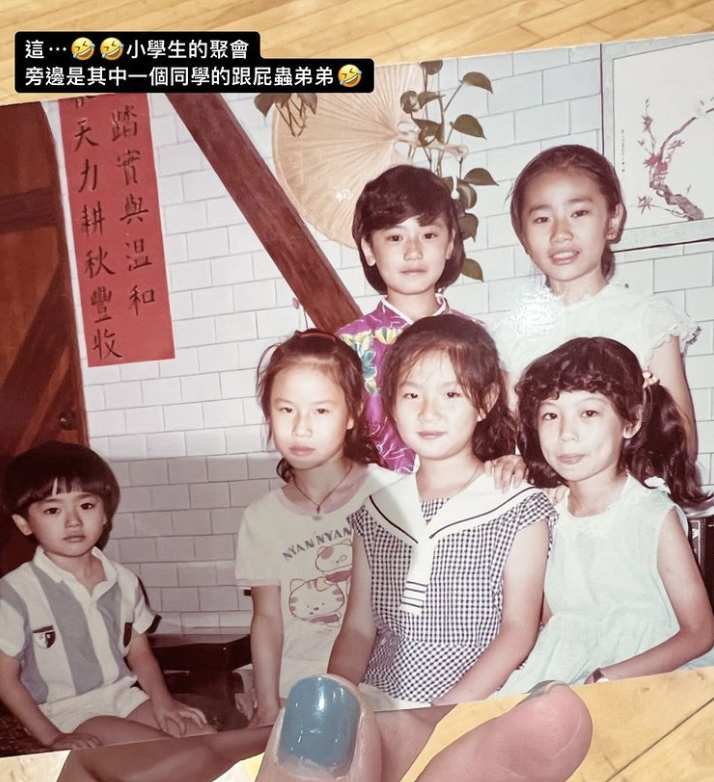 贾静雯荣归母校被评为杰出校友，晒多张童年照，咘咘和妈妈神相似