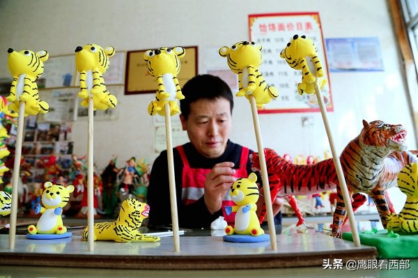 甘肃平凉：民间艺人制作“面塑老虎”迎新年 惟妙惟肖惹人爱