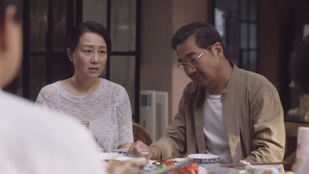女友的爸爸嫌他穷，生病时却靠他照顾