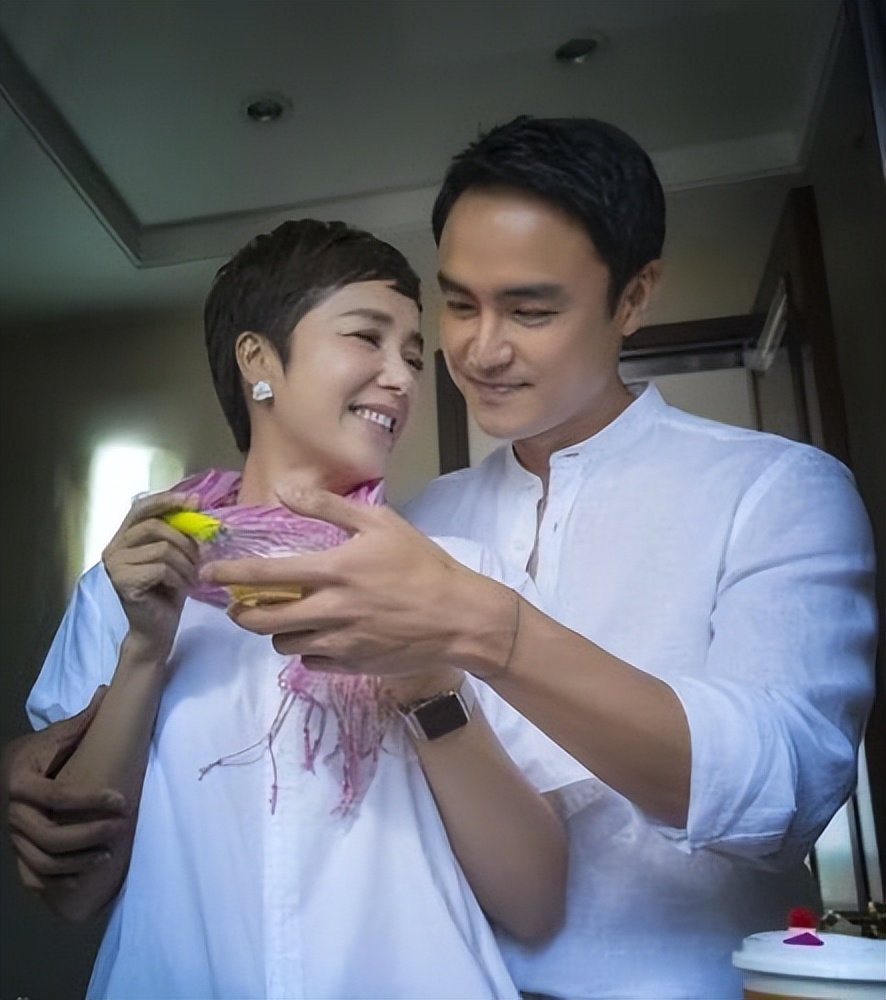 44岁陈乔恩脸部浮肿发际线飙升,走路弯腰驼背,与明道行为太亲密最新