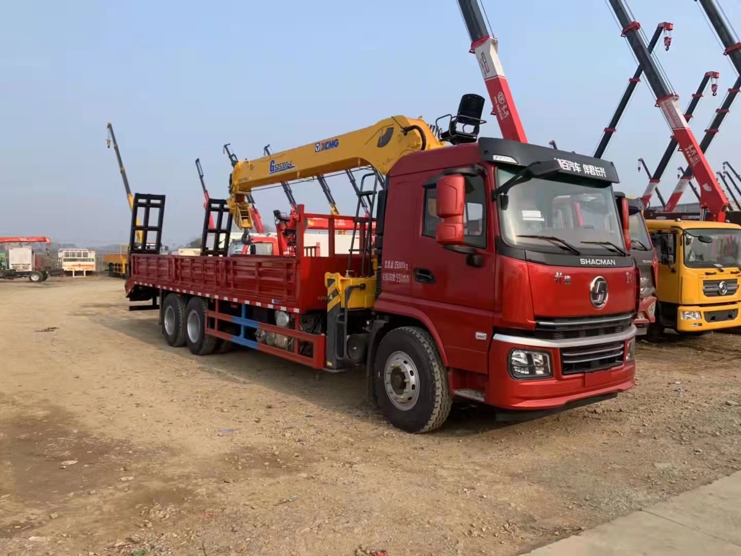 陜汽軒德翼6隨車(chē)吊貨箱帶爬梯可以拉挖機(jī)