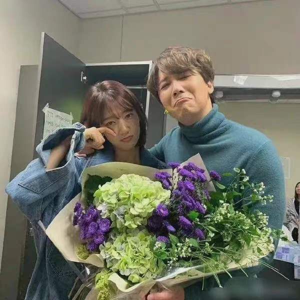 李敏镐送朴信惠出嫁，发文公开现场照并引用《继承者们》经典台词