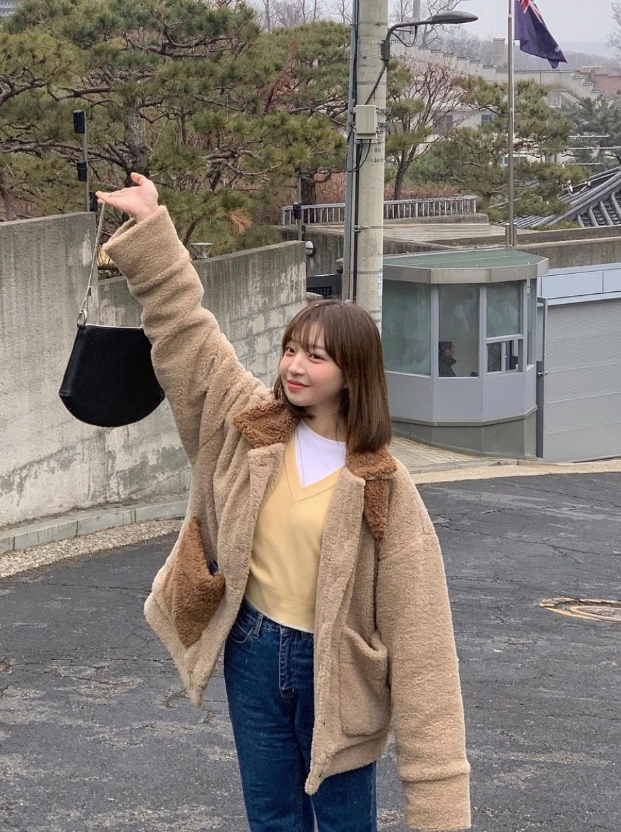 有着那些年气质的宝藏女孩金智妍 甜美与温柔并存的女友系穿搭