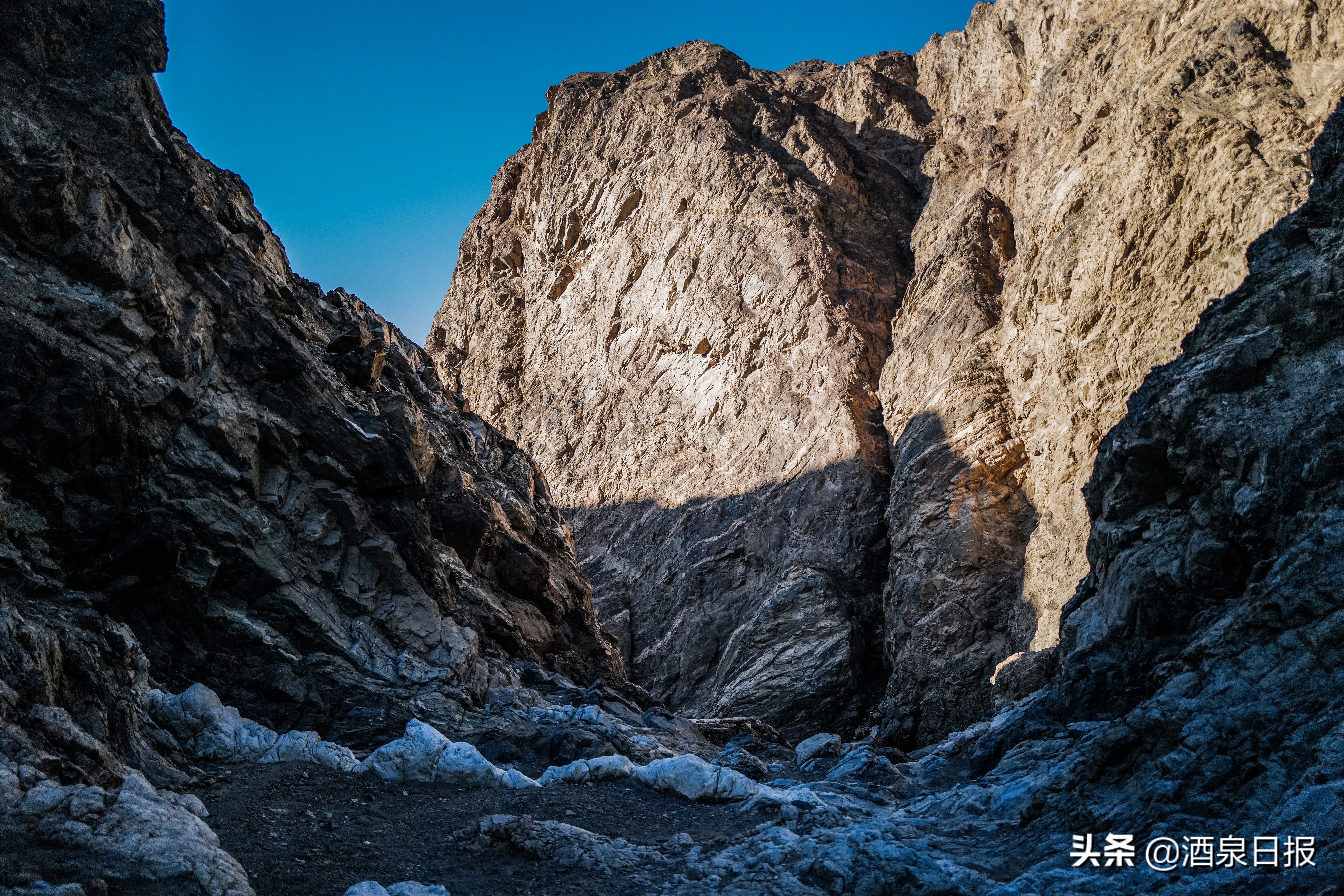 探访冬日敦煌三危山圣景