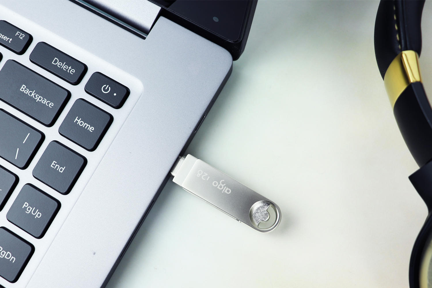 手机空间不够用怎么办？建议试试USB3.2双口手机U盘，直插式扩容