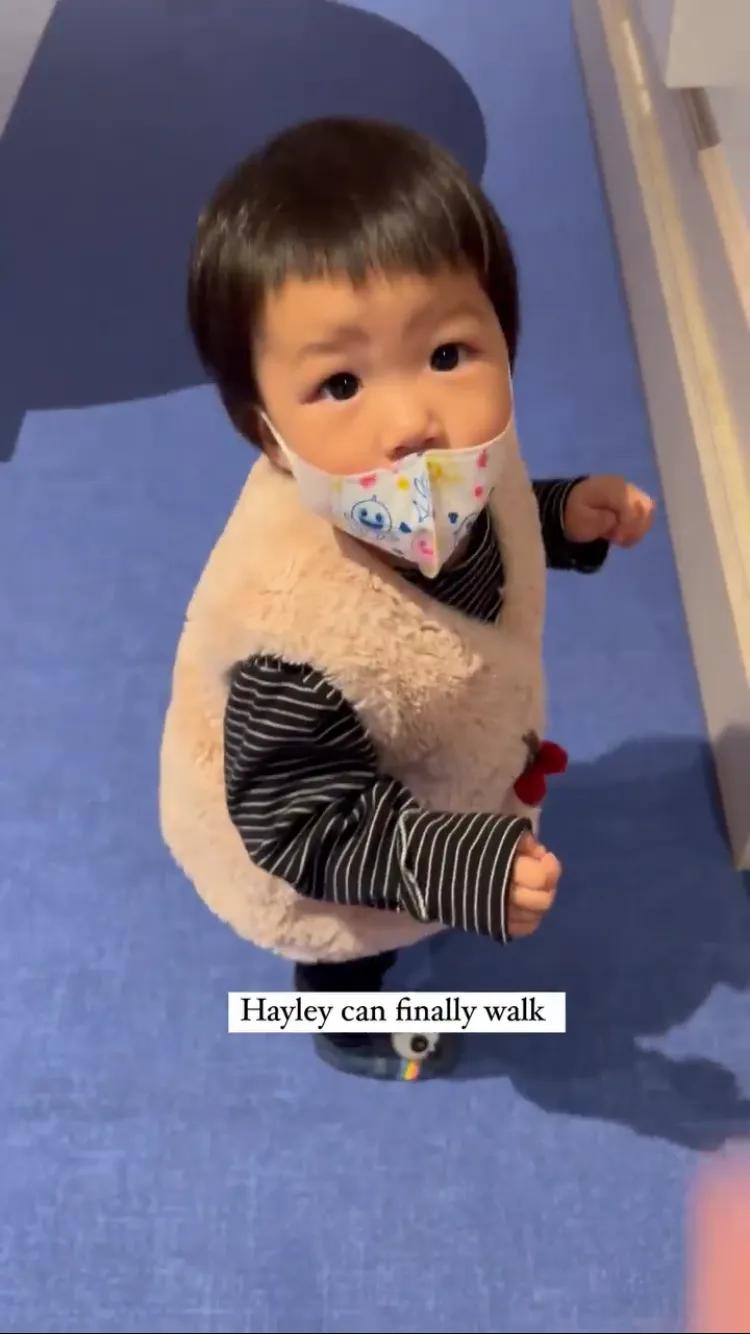李亚男晒带娃日常，1岁小女儿学会走路，姐姐为妹妹加油超有爱