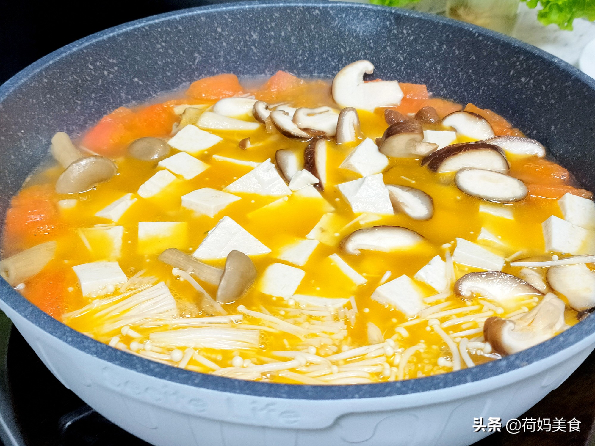 三鲜菌菇豆腐汤的家常做法，鲜香好喝低脂暖胃，连喝2碗都不够