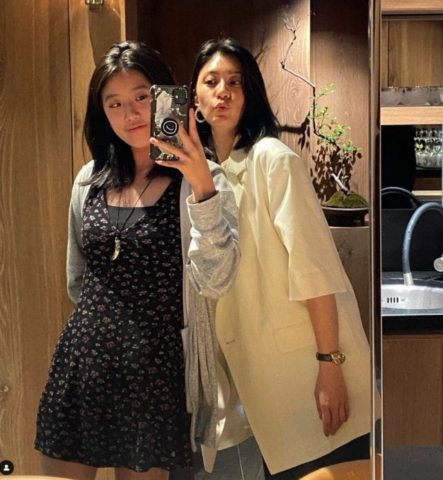 贾静雯大女儿晒全家福，咘咘波妞躺妈妈怀里卖萌，一家五口超有爱