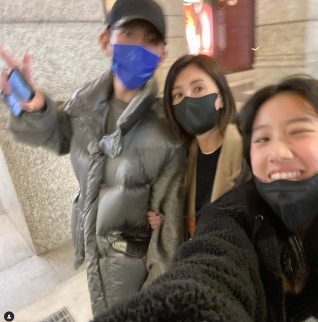 贾静雯大女儿晒全家福，咘咘波妞躺妈妈怀里卖萌，一家五口超有爱