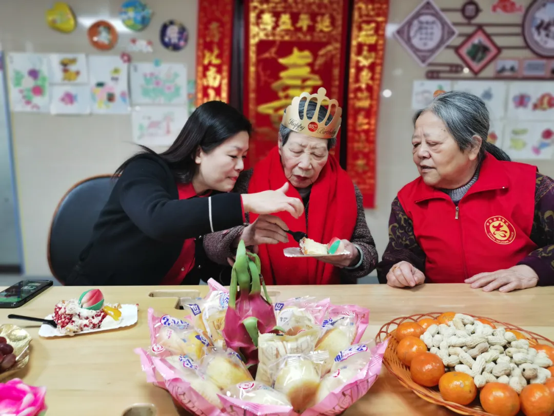 养老院集体给她过生日，奶奶感动了：“我在国德很开心！”