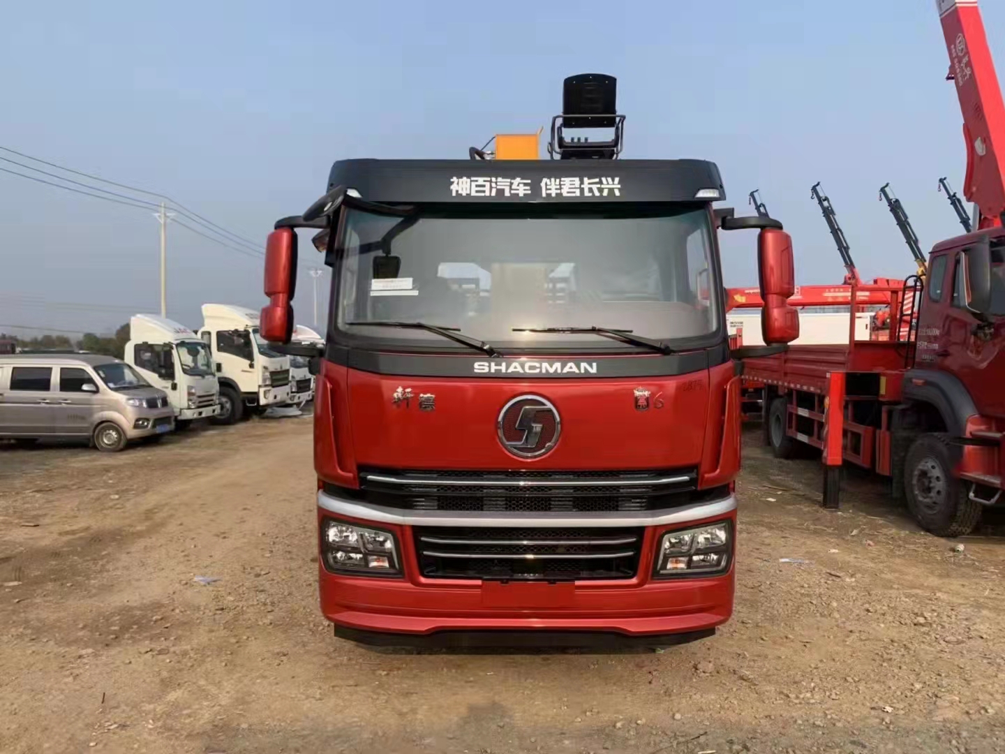 陜汽軒德翼6隨車(chē)吊貨箱帶爬梯可以拉挖機(jī)