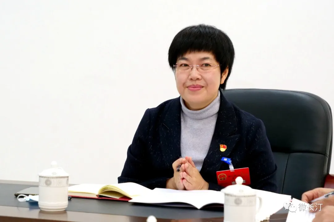 吕莉强调,新一届的政府要一任接着一任干,好的方面要坚持,不足的方面