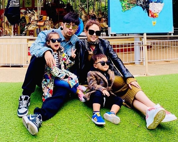 周杰伦元旦晒温馨全家福，女儿越来越像爸爸，儿子长高变帅超有型