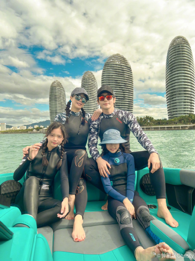 钟丽缇张伦硕带俩女儿冲浪，一家四口久违同框，全是高颜值大长腿