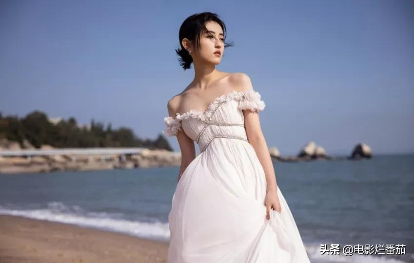 金鸡红毯：张子枫为00后站台，韩雪为80后撑场，刘敏涛为70后争光