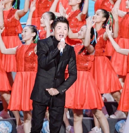 52岁孙楠聚会照曝光，身形消瘦打扮似潮男，高挑帅气颜值回春