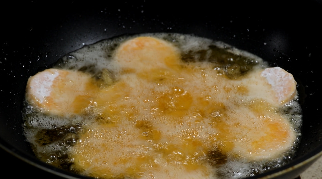 天气寒冷，碰到这红薯饼，我绝不手软，不用和面，饱腹感强