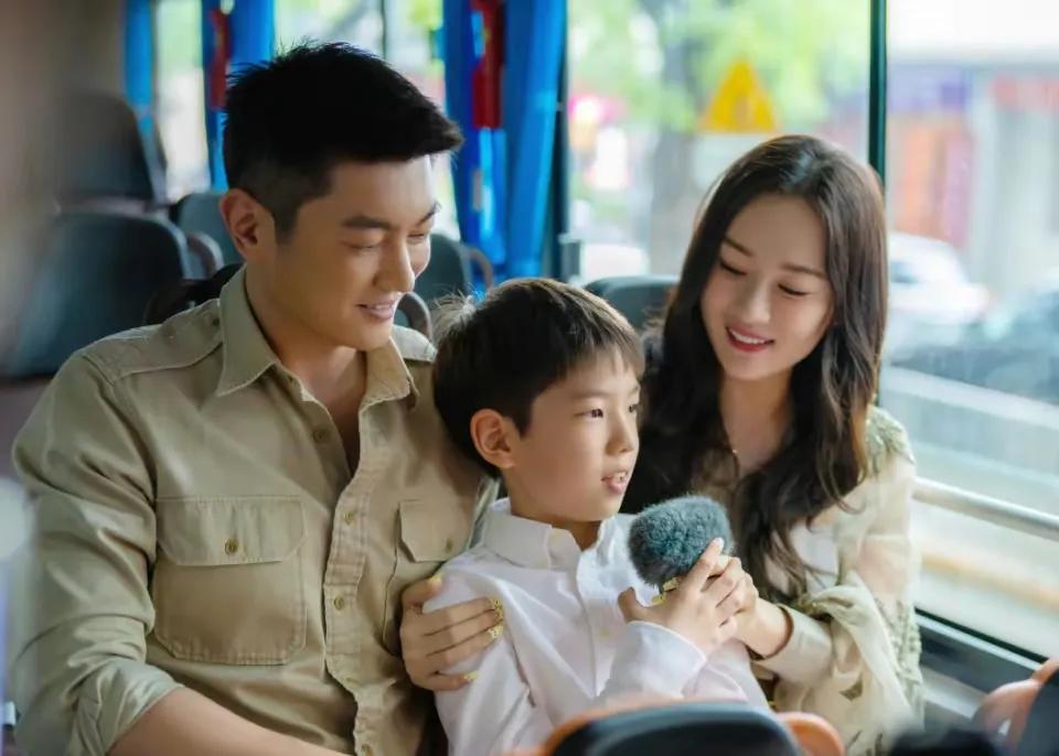 偶遇霍思燕和儿子现身伦敦街头,嗯哼参加夏令营,爸爸妈妈去约会最新