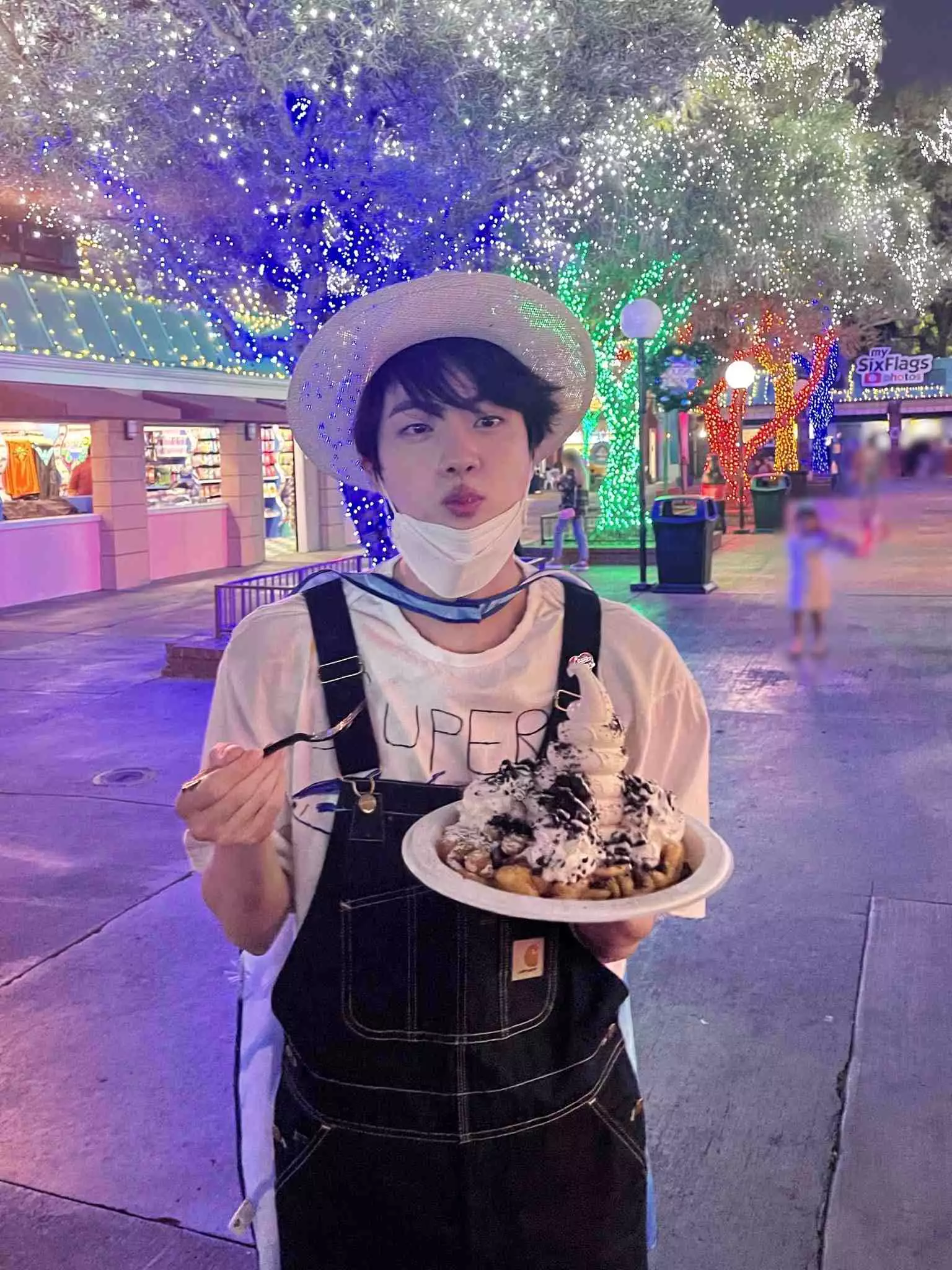 BTS Jin 游乐园巧遇阿米,被问你是世界级帅哥吗?