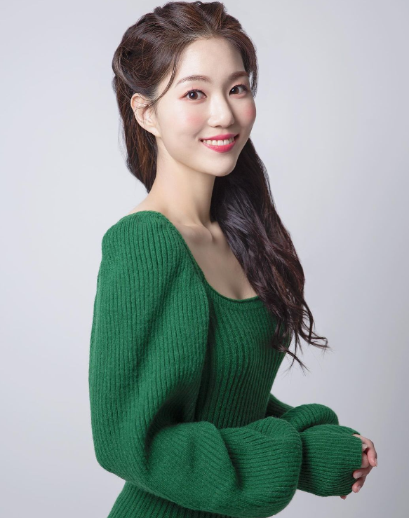 朴秀莲长相非常秀气,是标准的韩剧女主脸.