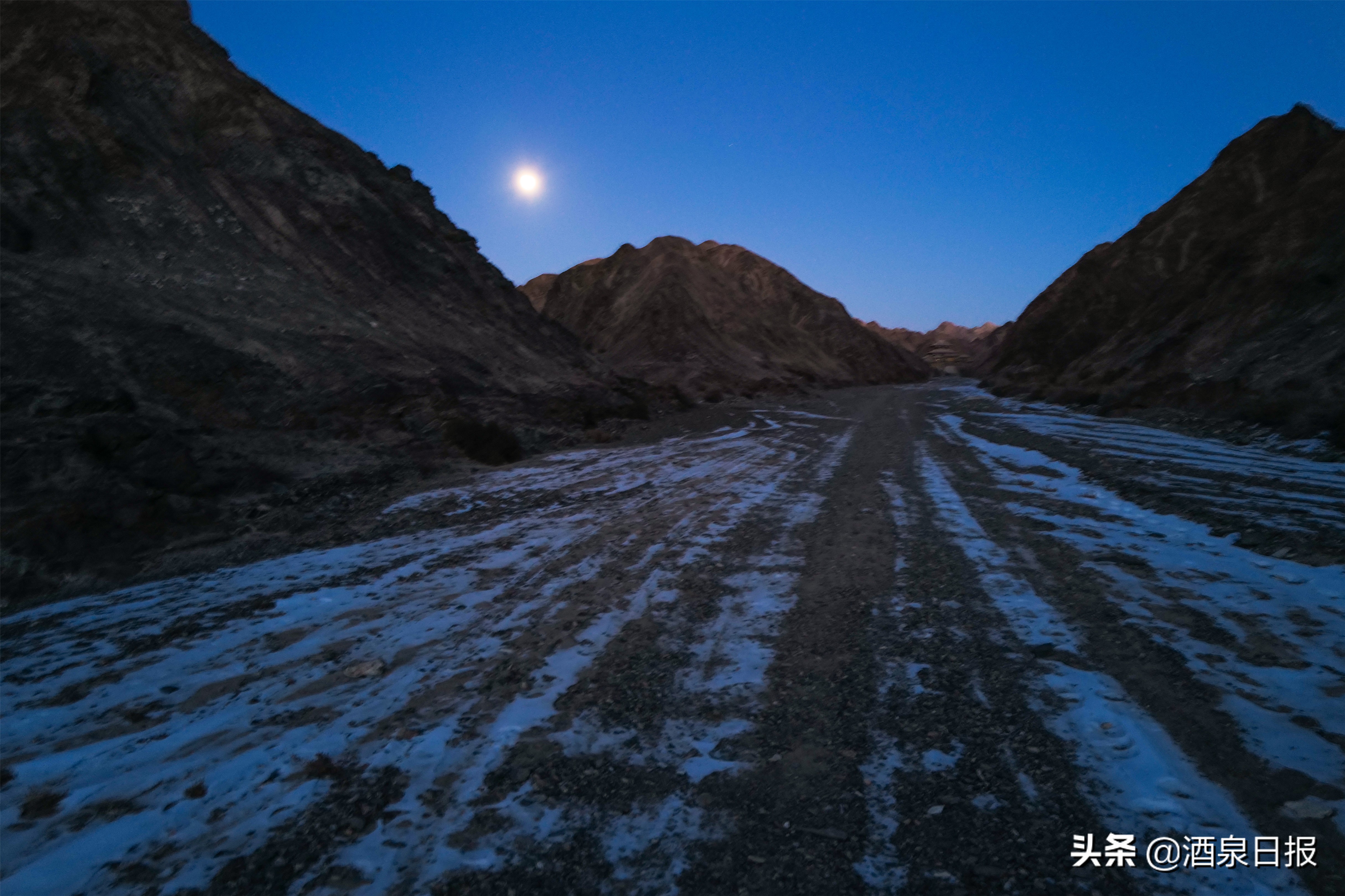 探访冬日敦煌三危山圣景