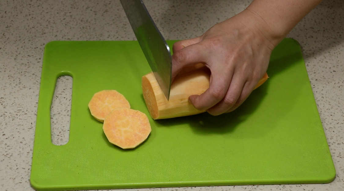 天气寒冷，碰到这红薯饼，我绝不手软，不用和面，饱腹感强