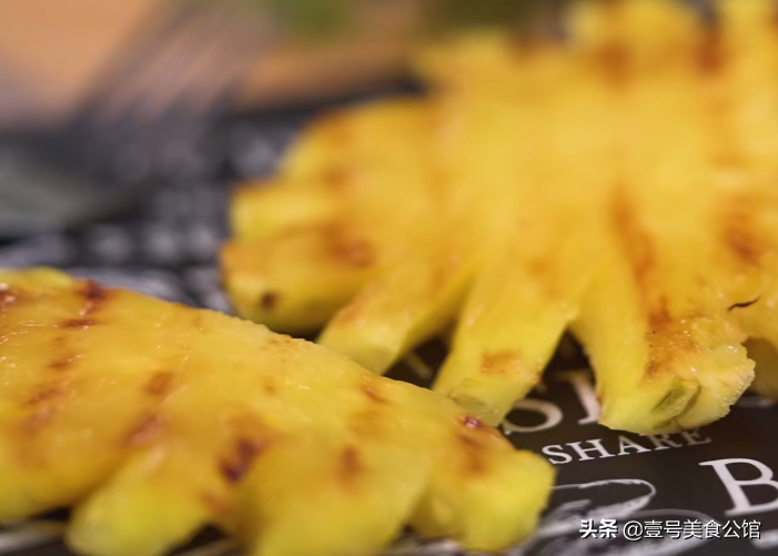朗姆酒风味的香煎菠萝，酒香浓郁，美味好吃，吃一次念念不忘