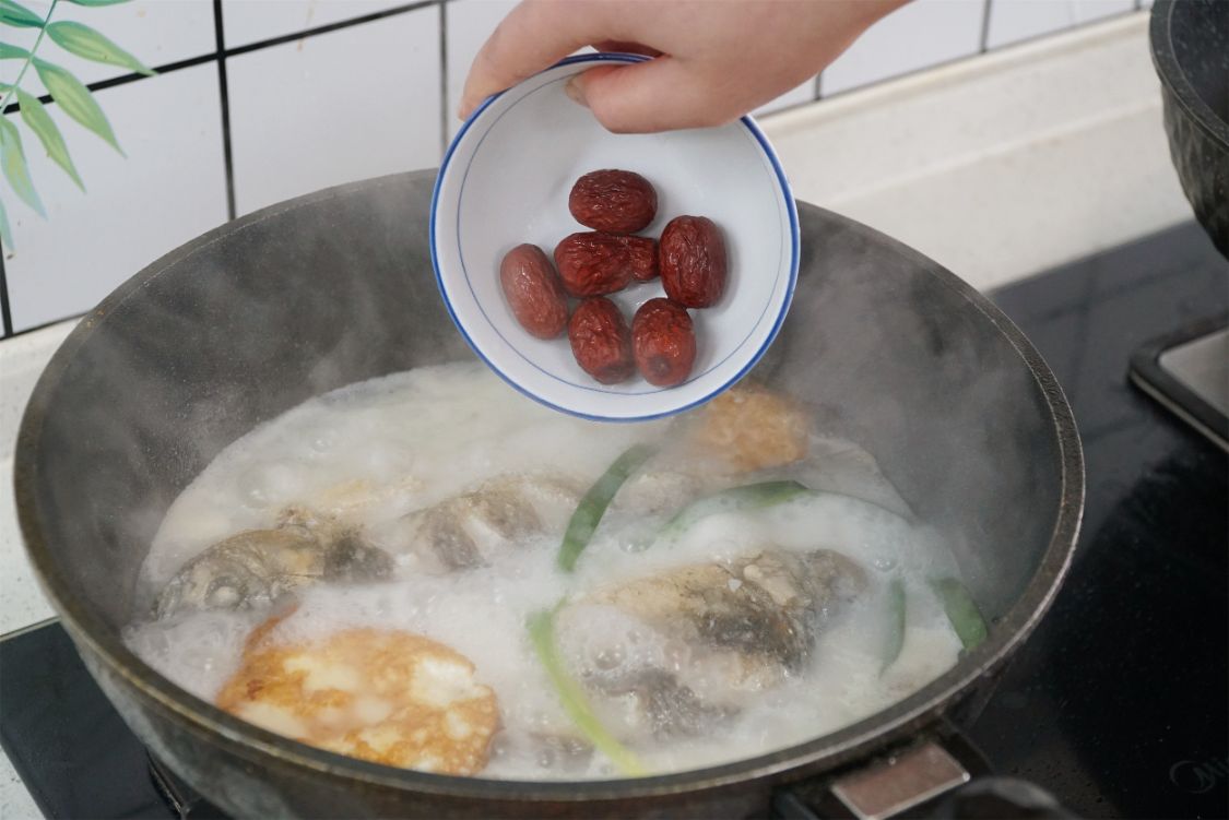 冬天煮鲫鱼汤时，记得多加3样食材，驱寒又营养，味道也更鲜了