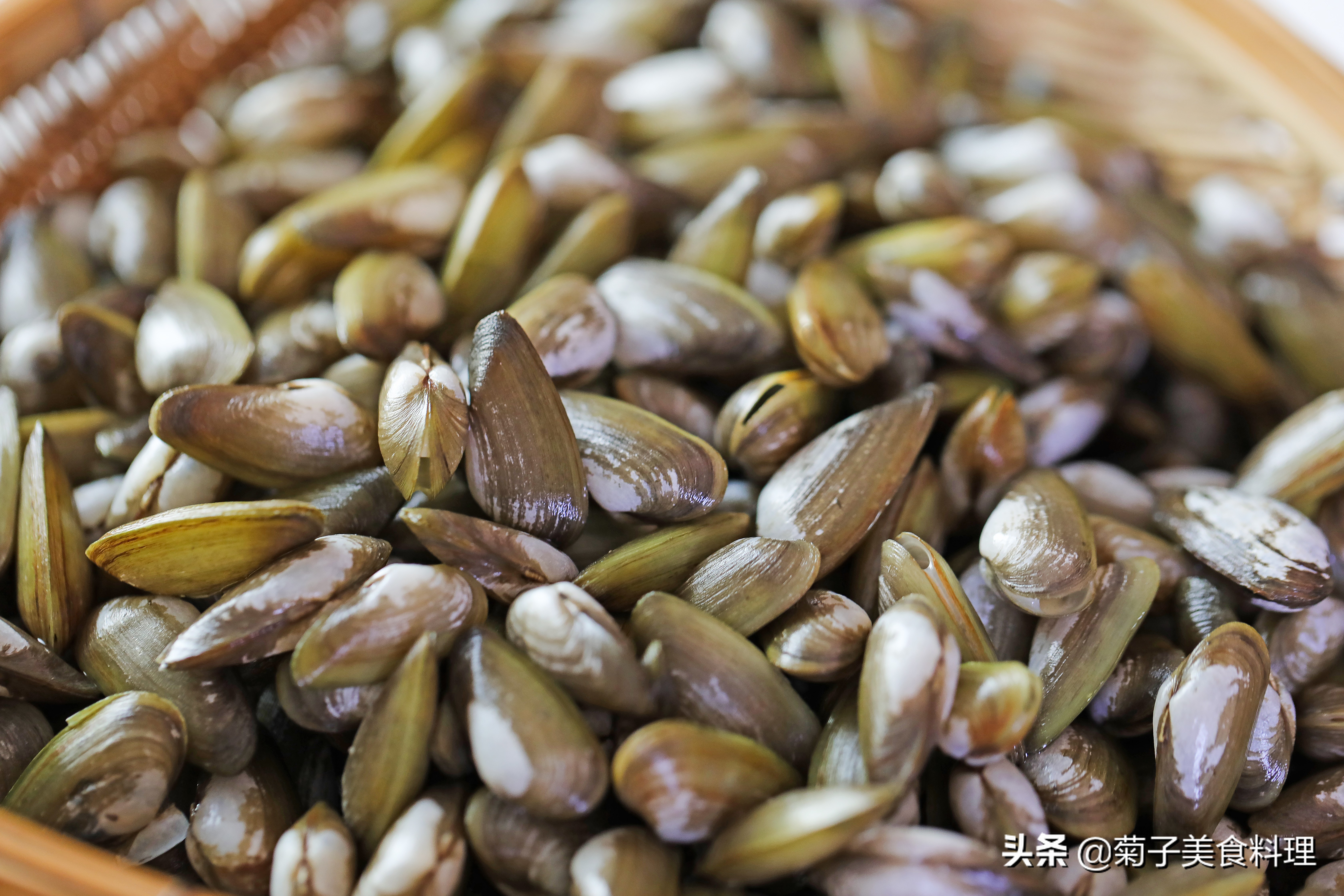 这道海瓜子炒韭菜花实在是太香了，鲜美可口又下饭，适合冬天