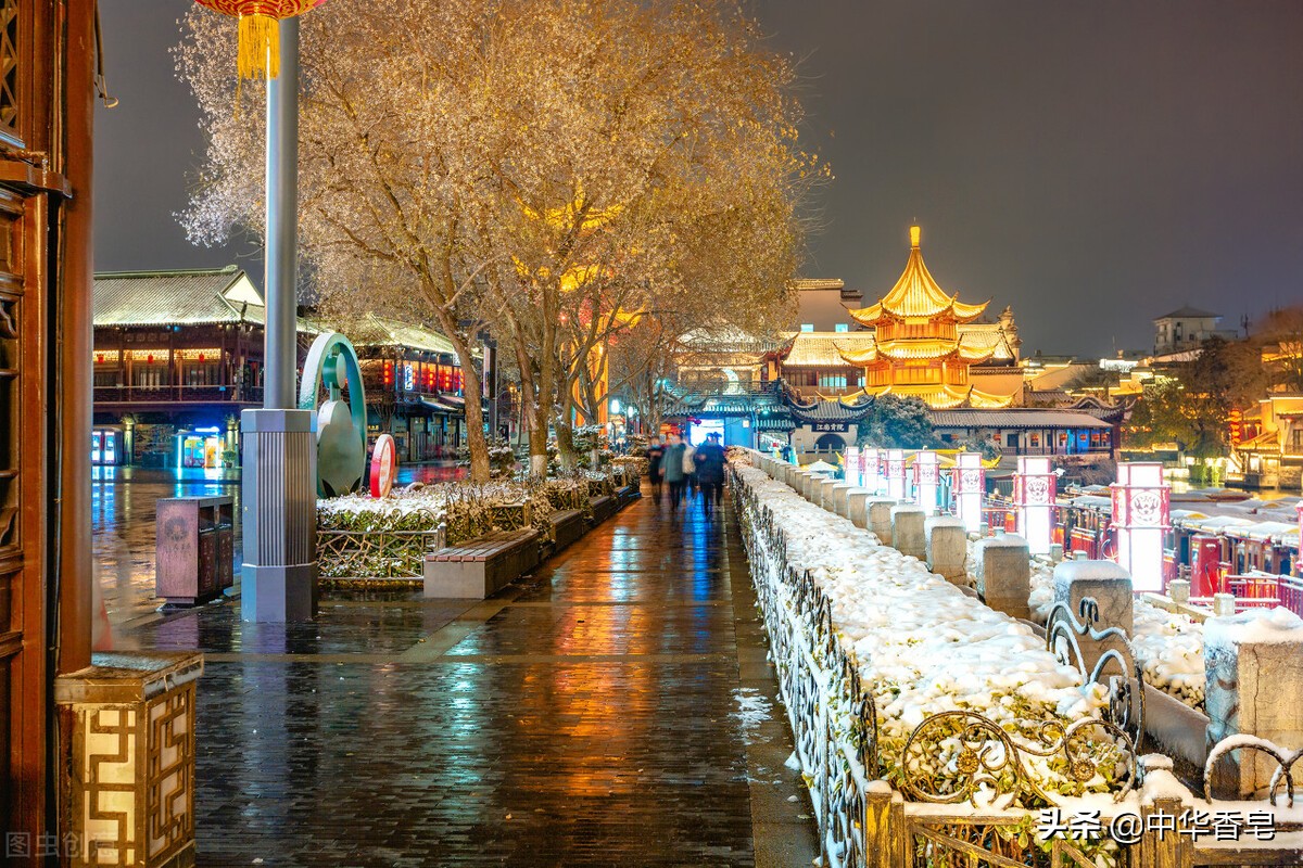 落雪染影皂在雪夜里，河面流光溢彩，山苍子随风荡漾泛起层层碧波