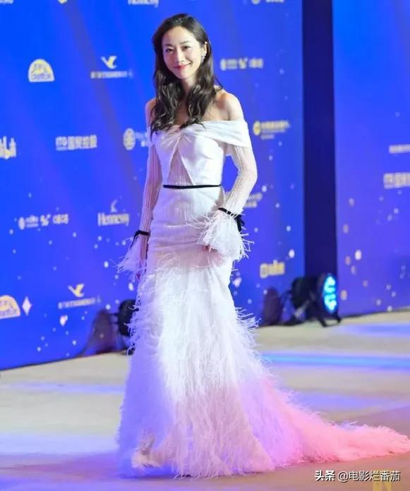 金鸡红毯：张子枫为00后站台，韩雪为80后撑场，刘敏涛为70后争光