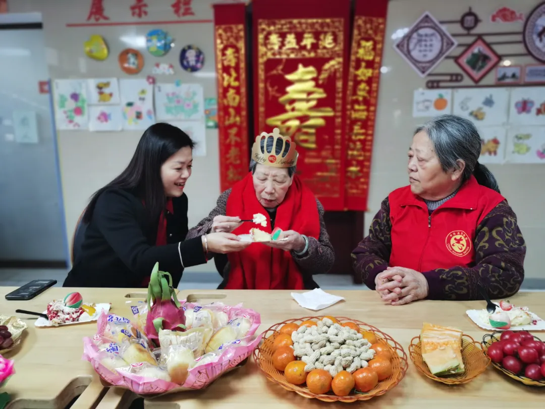 养老院集体给她过生日，奶奶感动了：“我在国德很开心！”