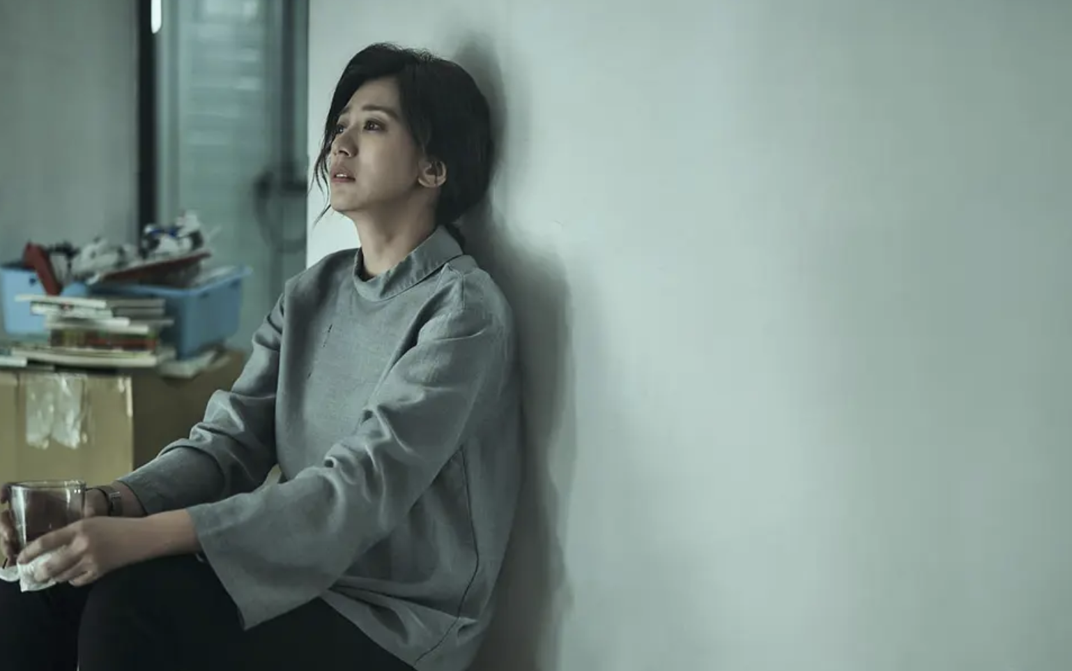 贾静雯荣归母校被评为杰出校友，晒多张童年照，咘咘和妈妈神相似