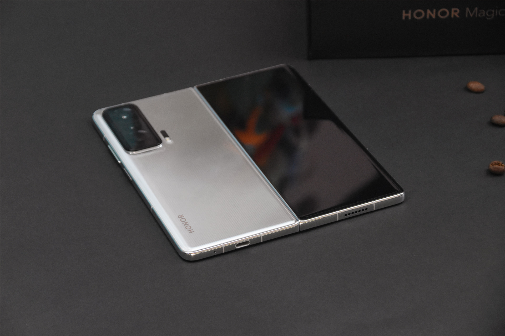 荣耀首款折叠屏Magic V评测：新骁龙8加特，三组镜头影像能力巅峰